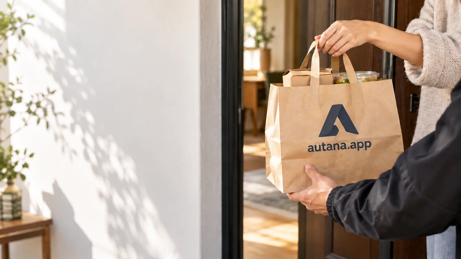 Entrega de una bolsa de pedido a un cliente